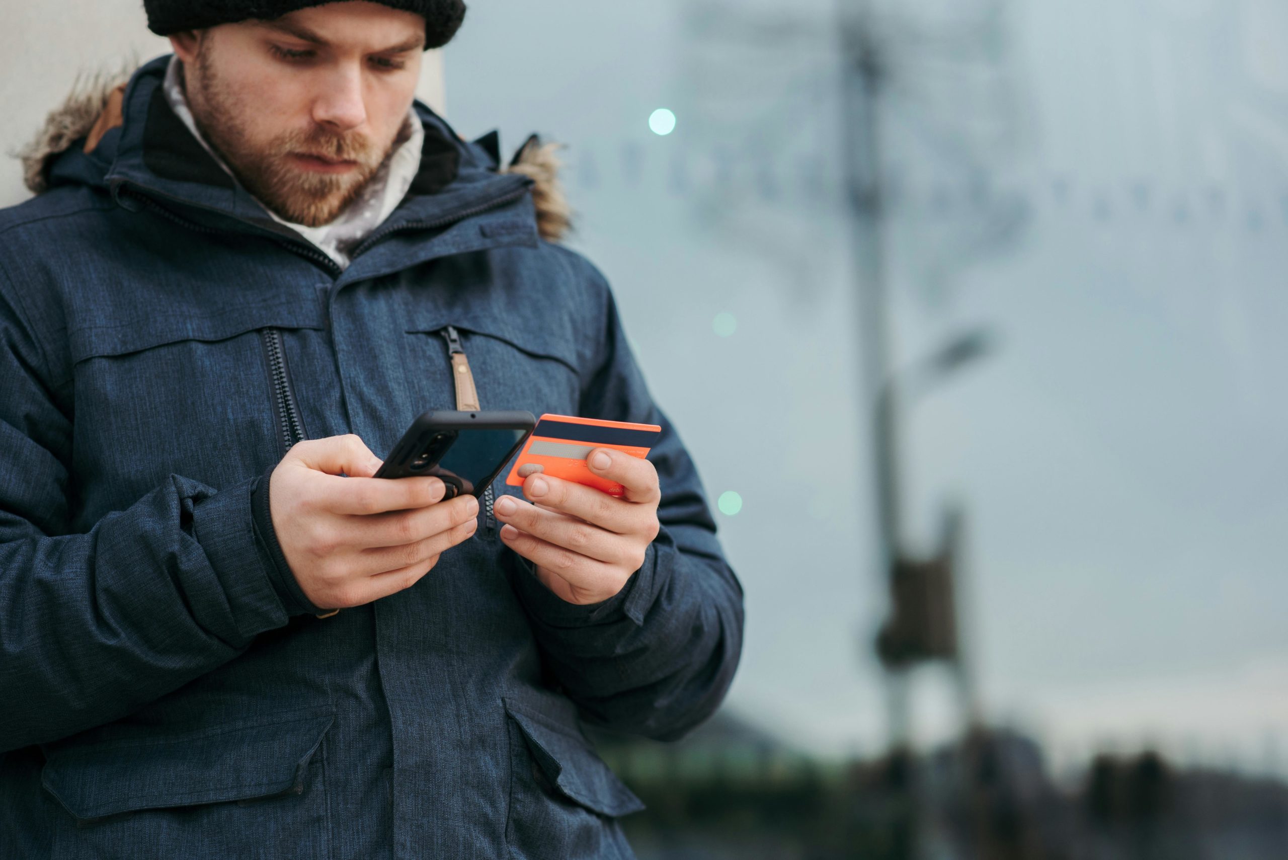 Mann Im Schwarzen Mantel, Der Schwarzes Smartphone Hält