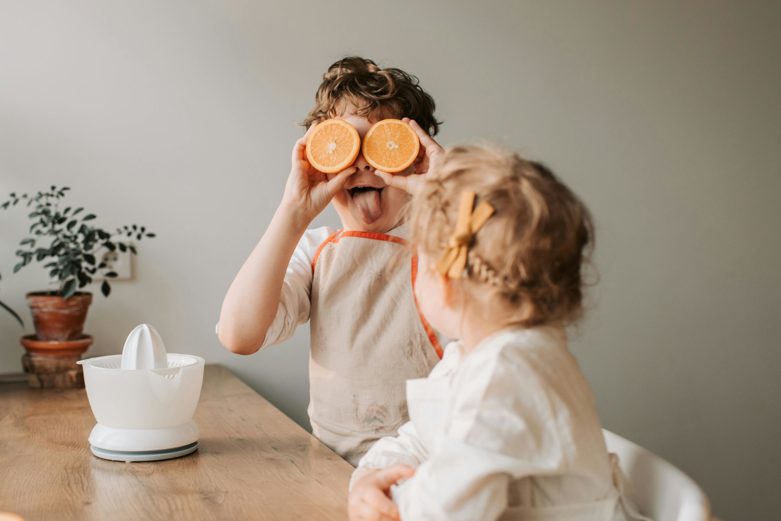 Kostenloses Stock Foto zu festhalten, junge, kinder