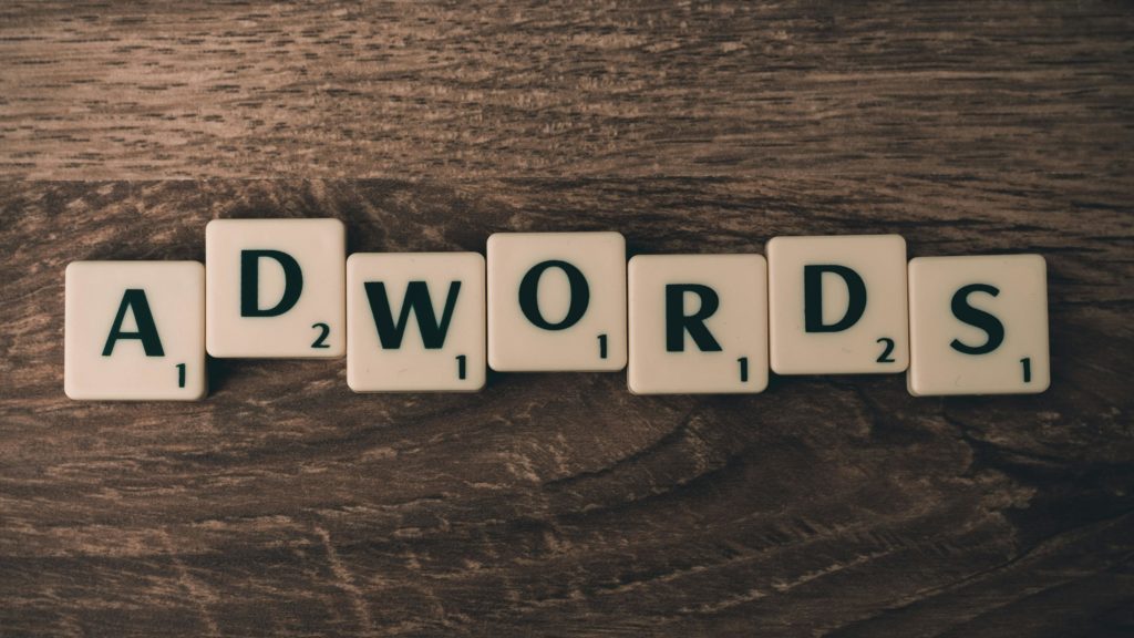 Die Kunst des Social Media Geldverdienens: Strategien und Plattformen