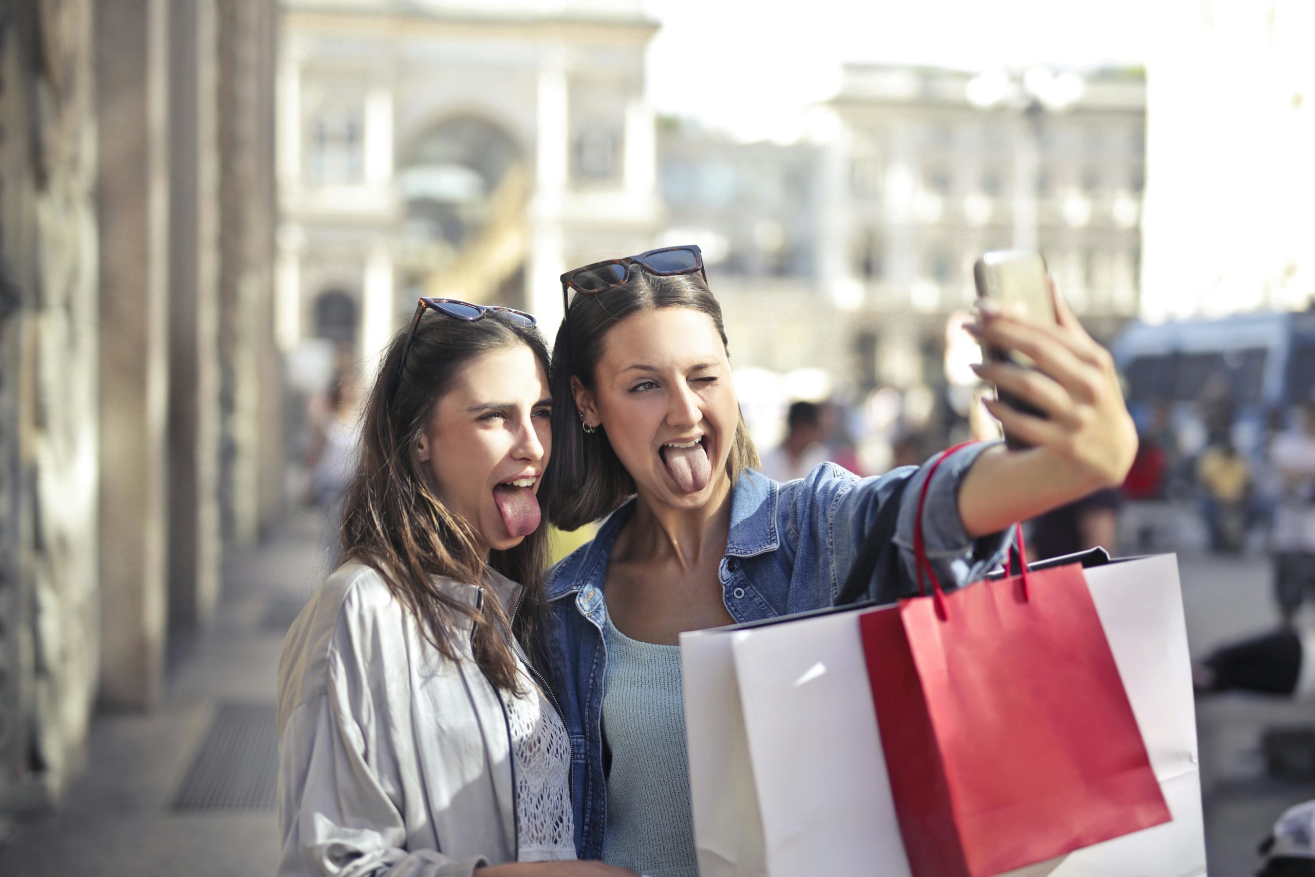 Fröhliche Junge Frauen Mit Einkaufstüten, Die Selfie Auf Straße Nehmen