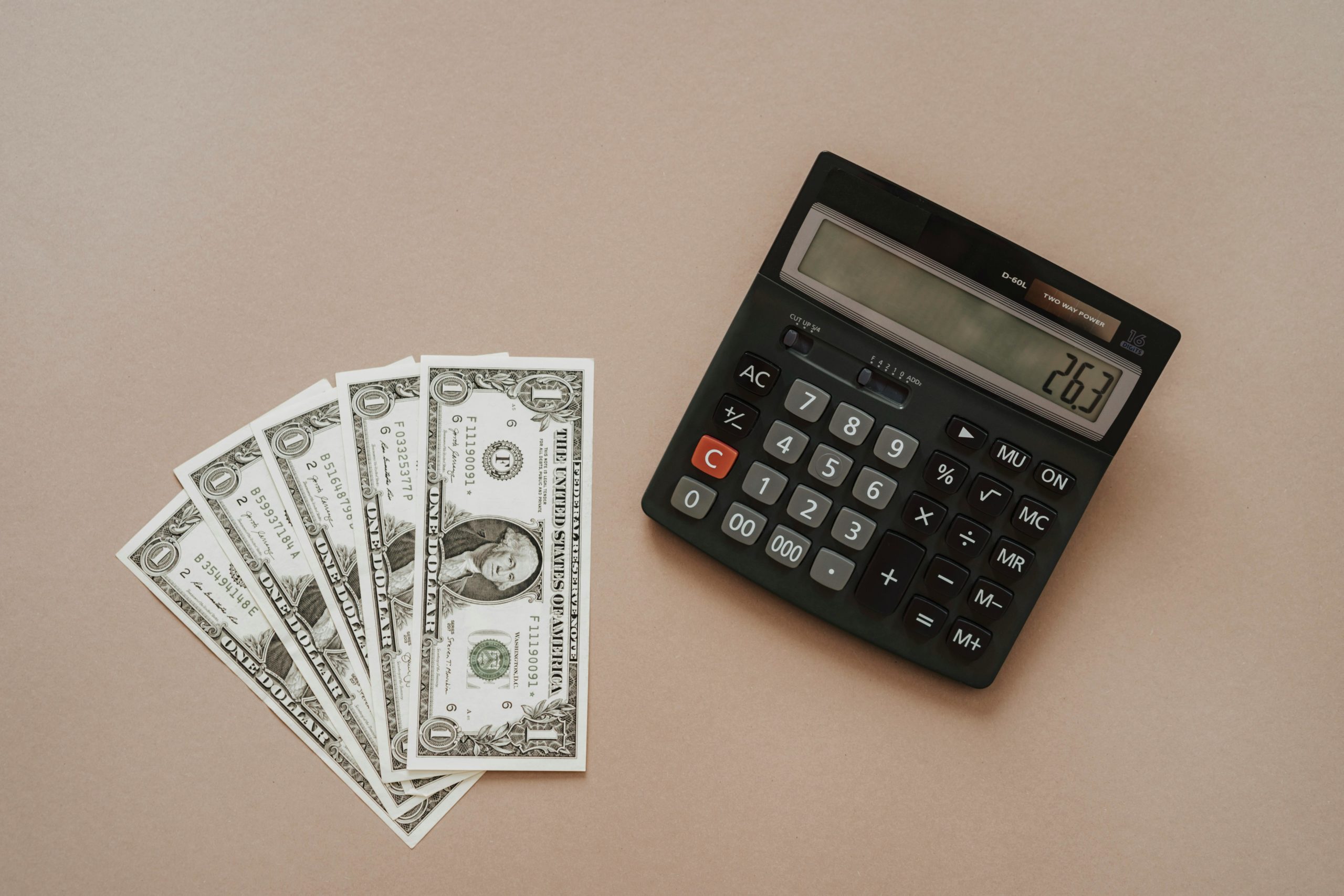 Kostenloses Stock Foto zu aufsicht, geld, grauen hintergrund