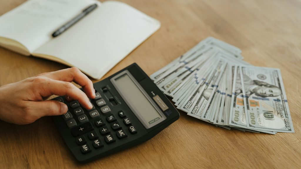 Die besten Wege zum nebenberuflichen Geld verdienen: Freelancing, Online-Verkauf und Nachhilfe