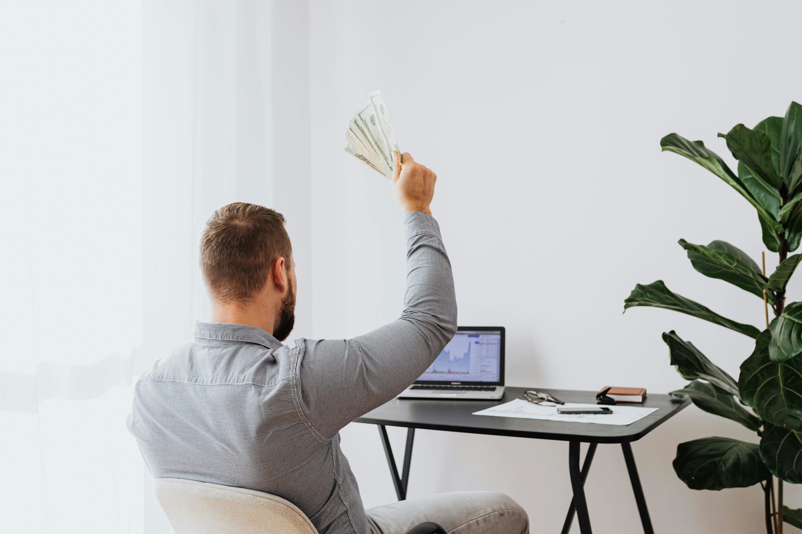 Kostenloses Stock Foto zu drinnen, festhalten, geld