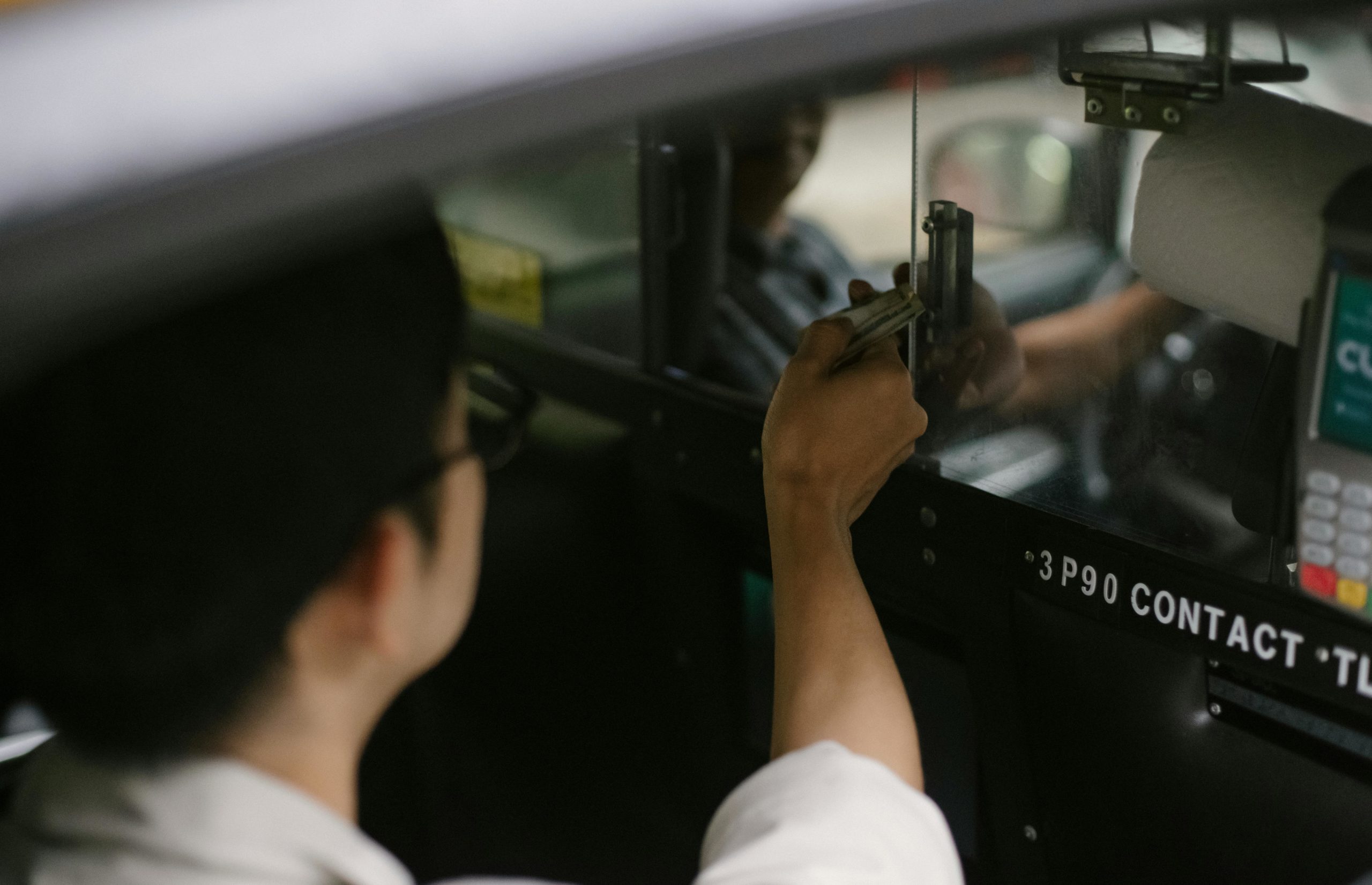 Ernte Unerkennbaren Touristen, Der Dem Taxifahrer Dollars Gibt