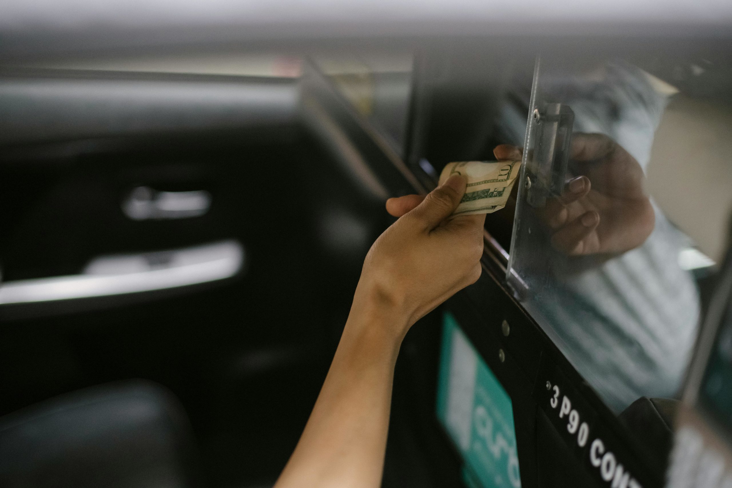 Innenraum Des Modernen Taxiautos, Während Passagier Für Fahrt Bezahlt