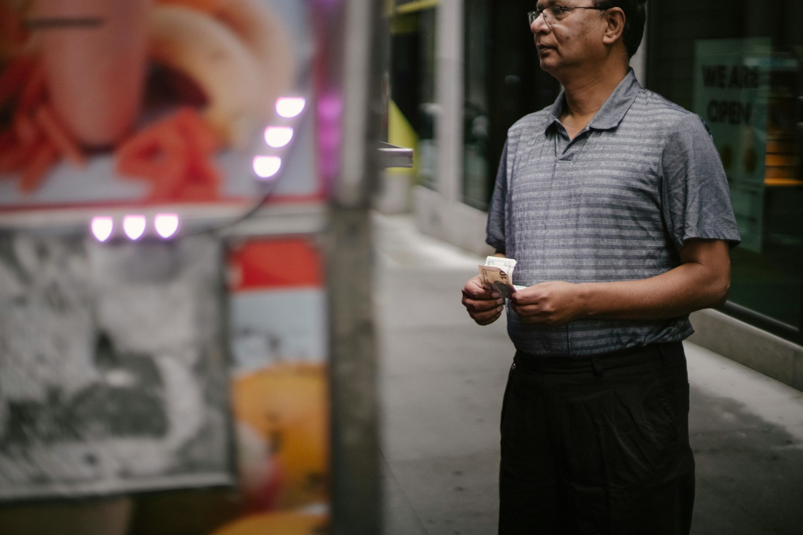 Ethnischer Mann Mit Geld In Der Nähe Von Street Food Cafe