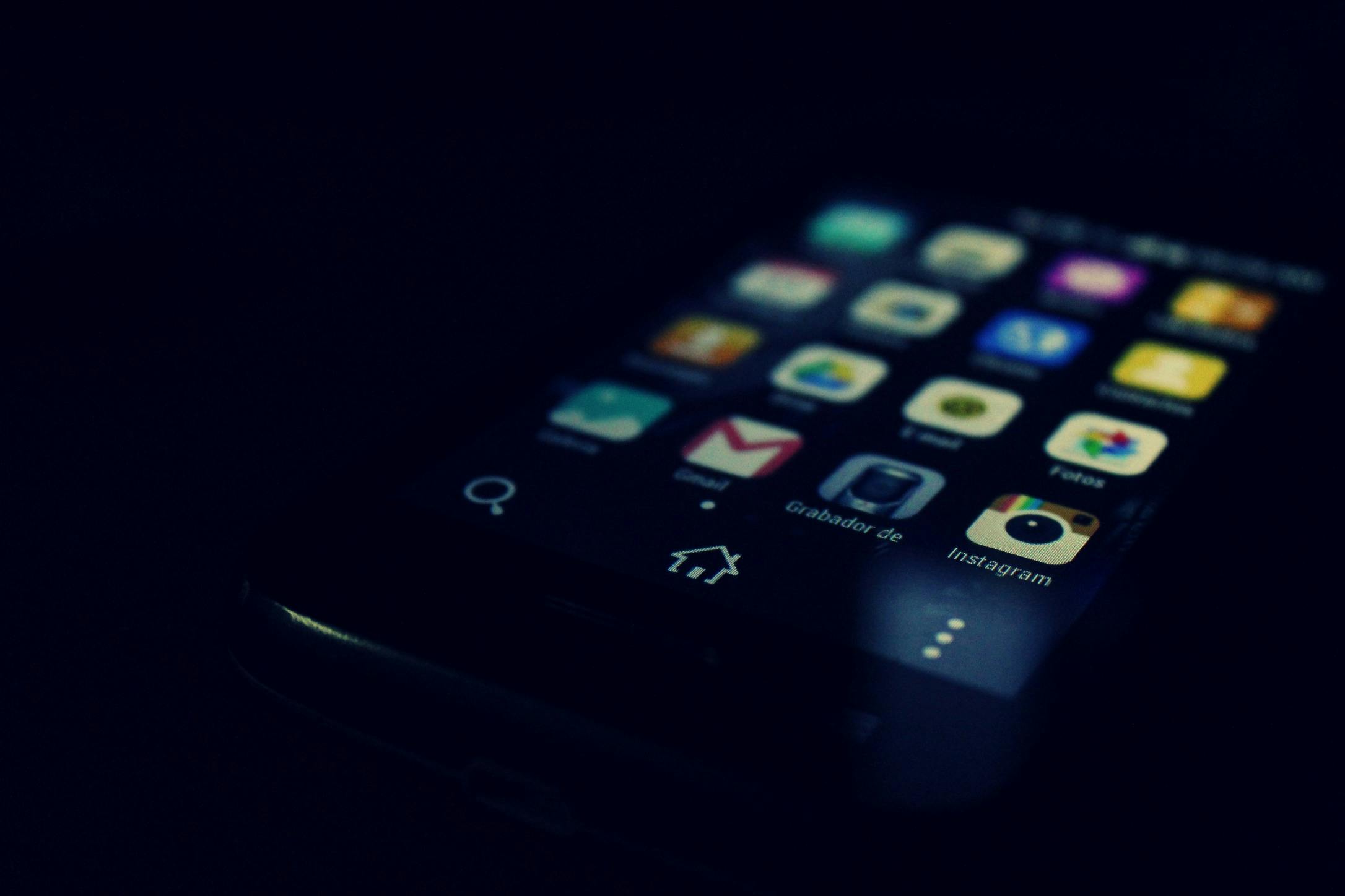 Schwarzes Android Smartphone Mit Instagram Und Google Mail Anwendung