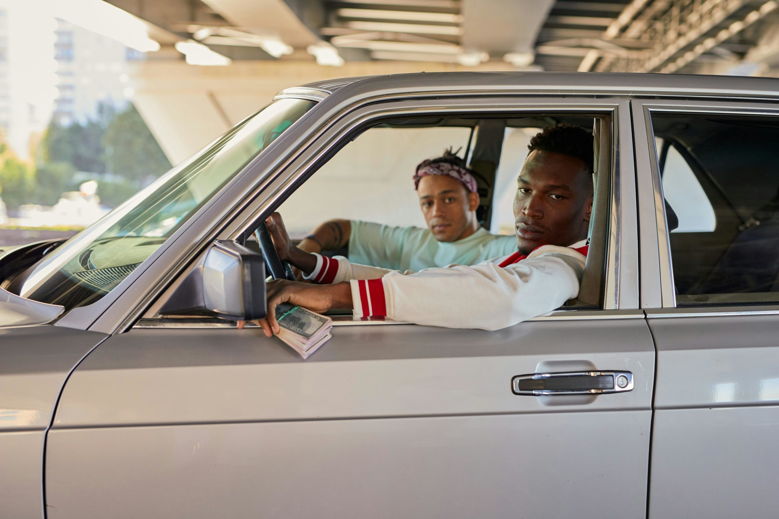 Kostenloses Stock Foto zu afroamerikanischer mann, autofenster, fahrer