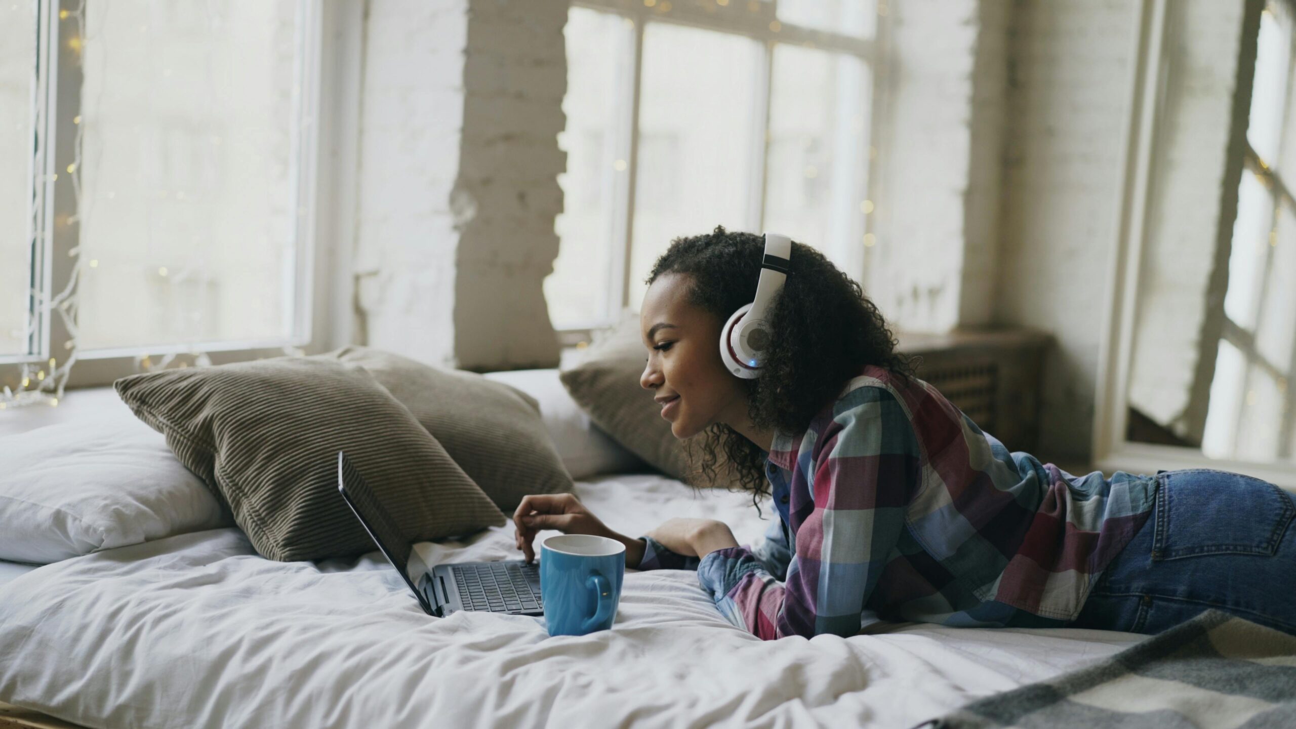 Kostenloses Stock Foto zu afroamerikanisches mädchen, bett, chillen