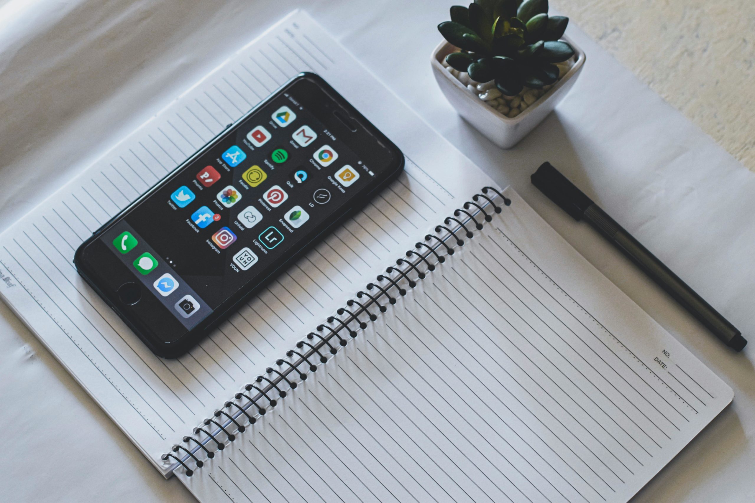 Space Grey Apple Iphone Auf Notebook Seite