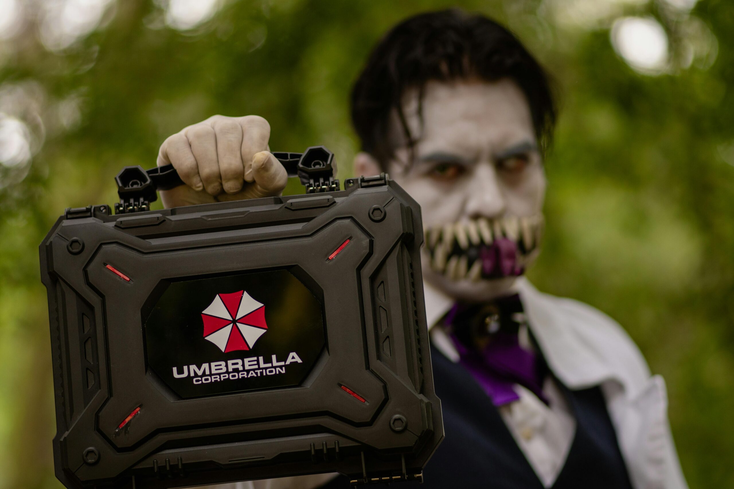 Cosplayer Posiert Mit Umbrella Corporation Koffer