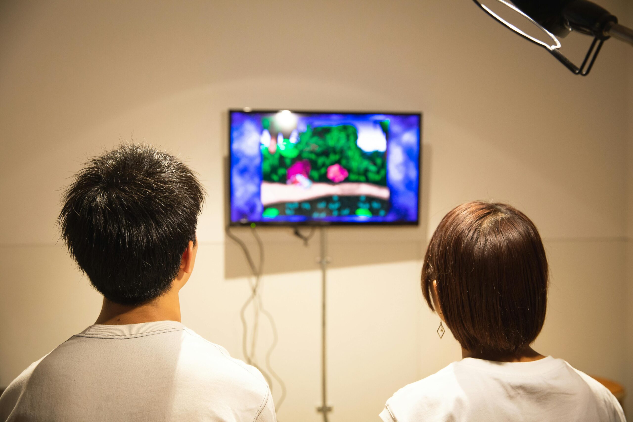 Nicht Erkennbares Junges Paar, Das Videospiel Zu Hause Spielt
