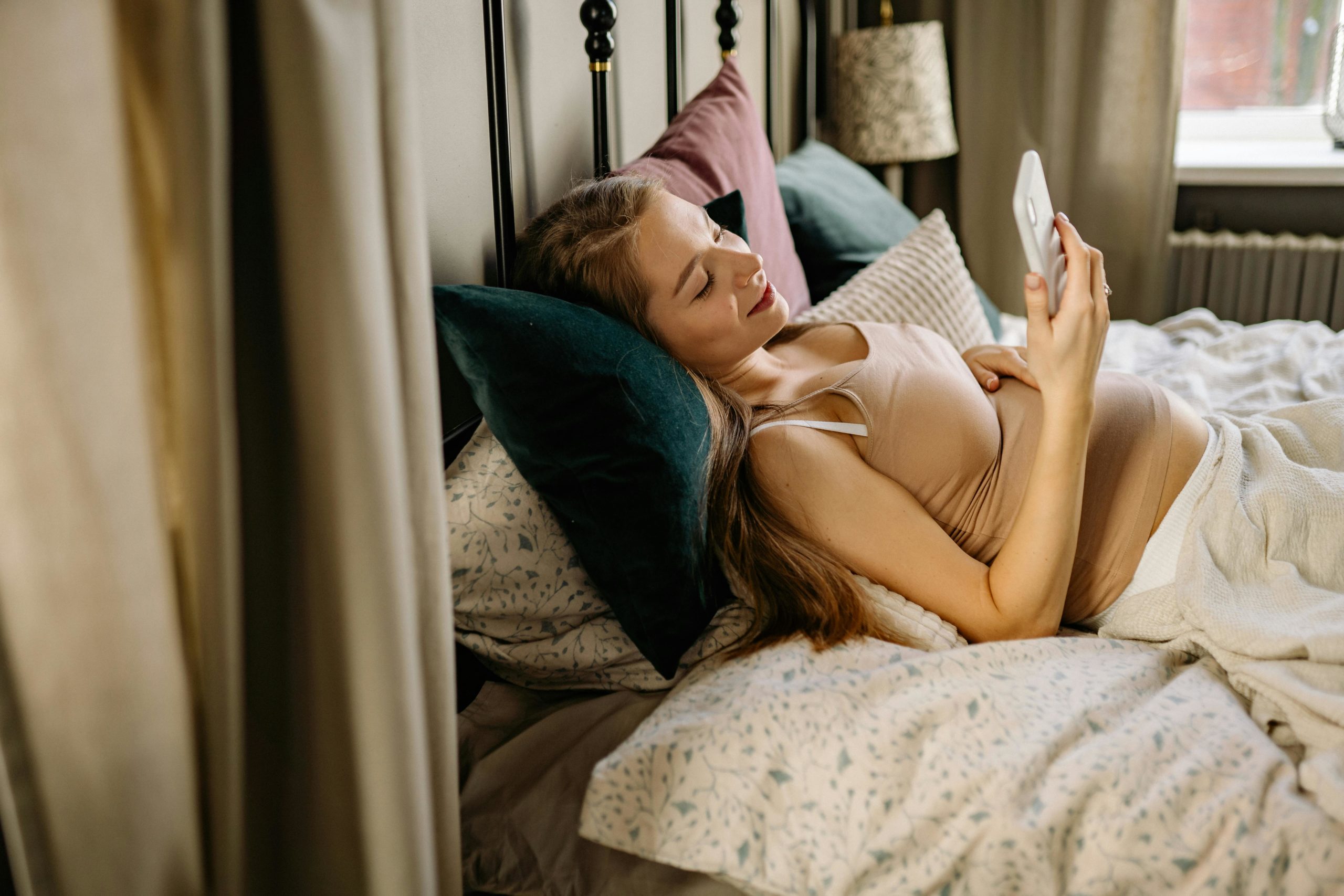 Kostenloses Stock Foto zu bett, drinnen, frau