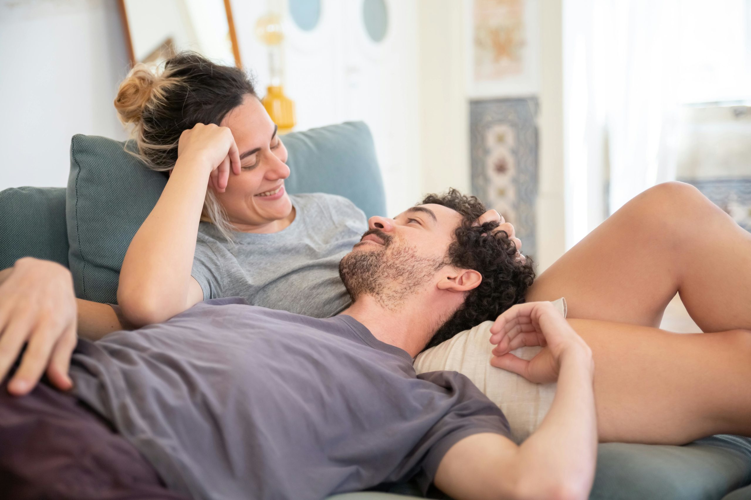 Kostenloses Stock Foto zu kaukasisches paar, liebe, liegen
