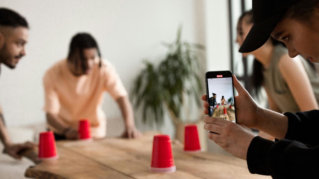 Die Kunst des Unbekannten: Faceless Videos in Aktion