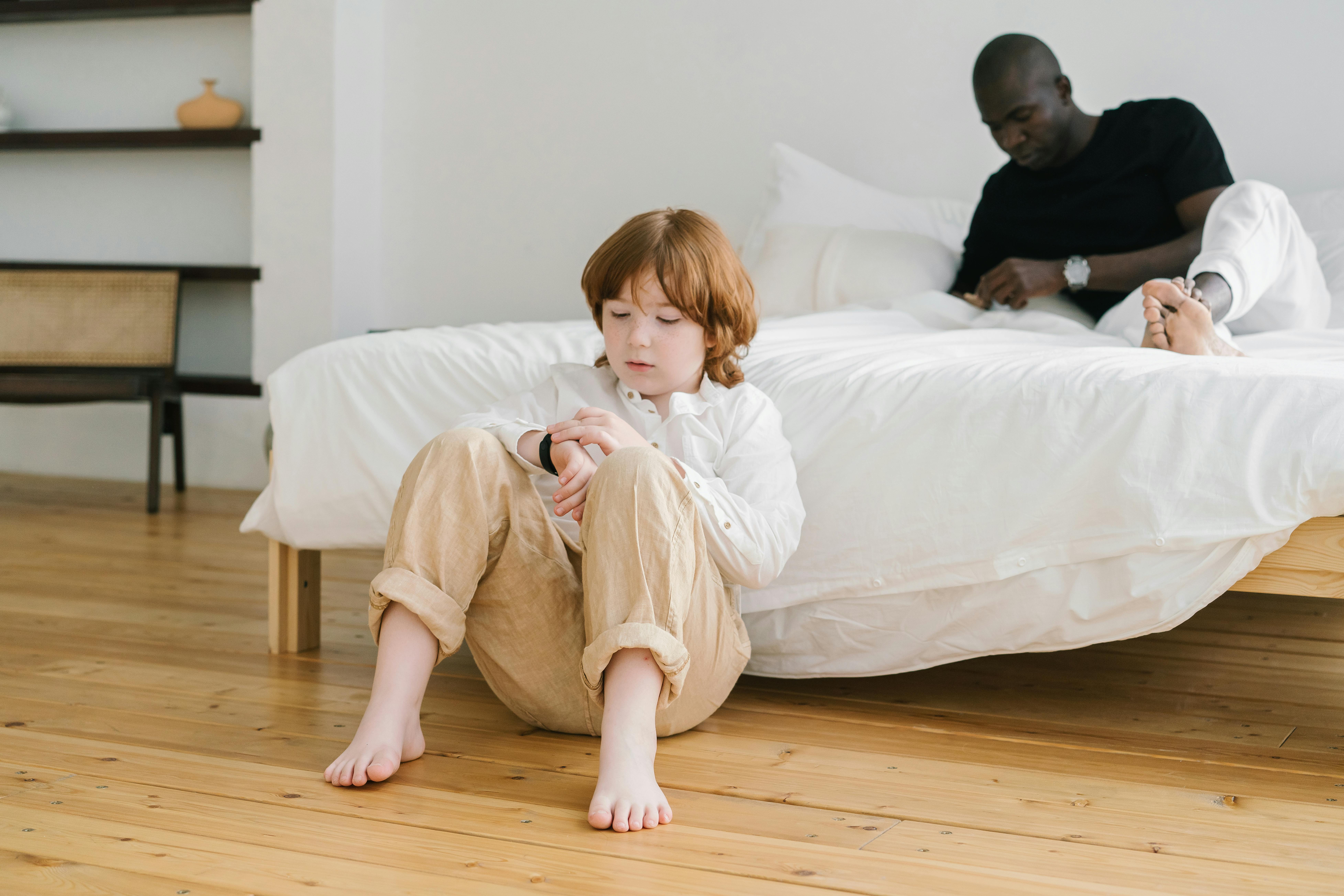 Kostenloses Stock Foto zu #indoor, armbanduhr, barfuß kind