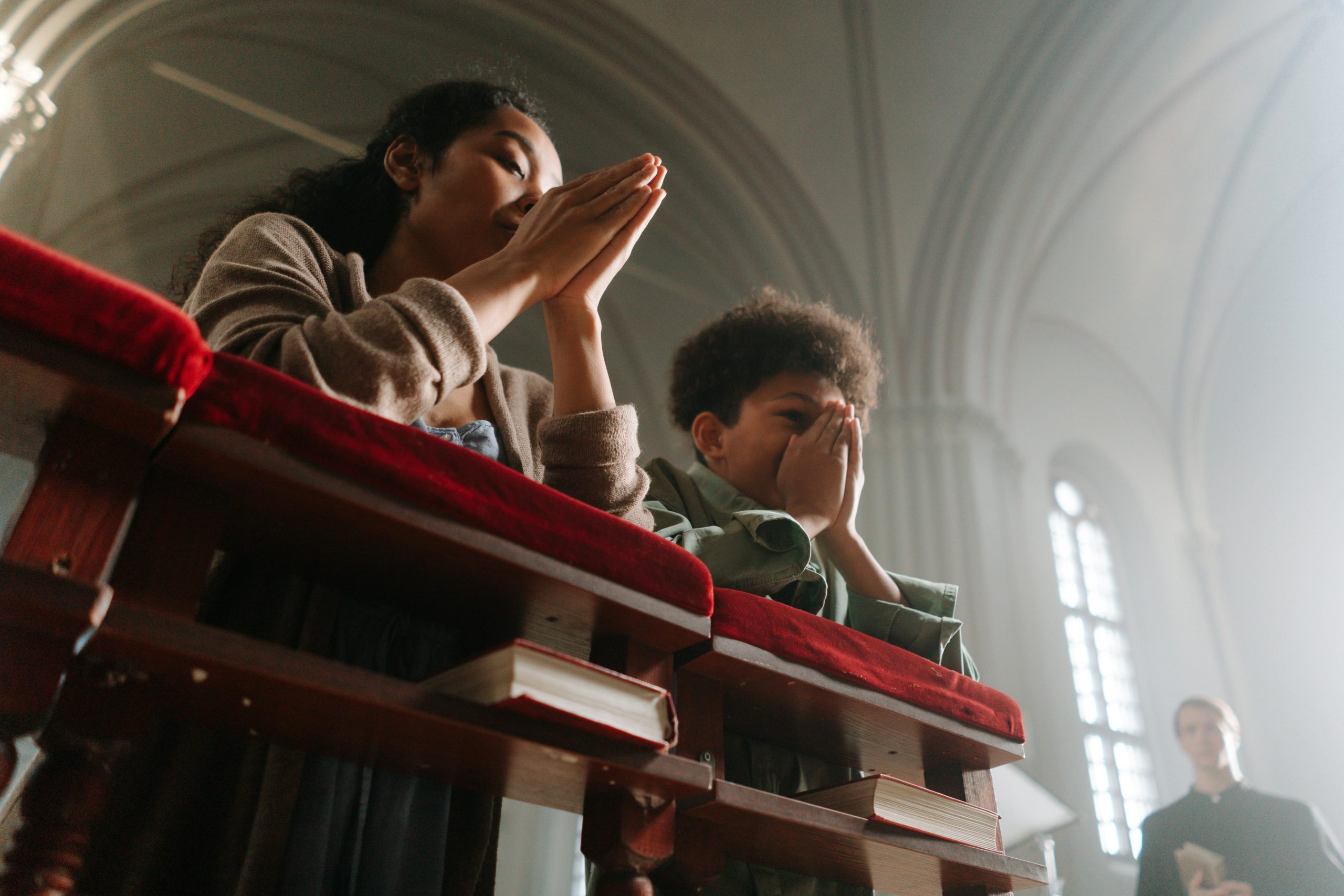 Kostenloses Stock Foto zu aufnahme von unten, beten, christentum