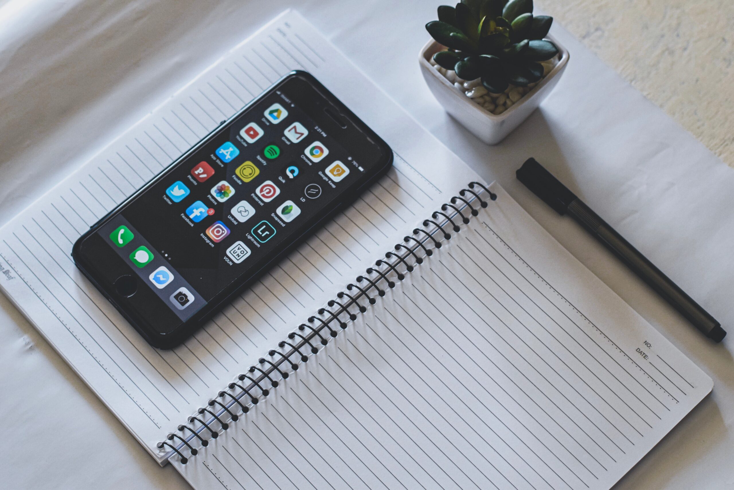 Space Grey Apple Iphone Auf Notebook Seite