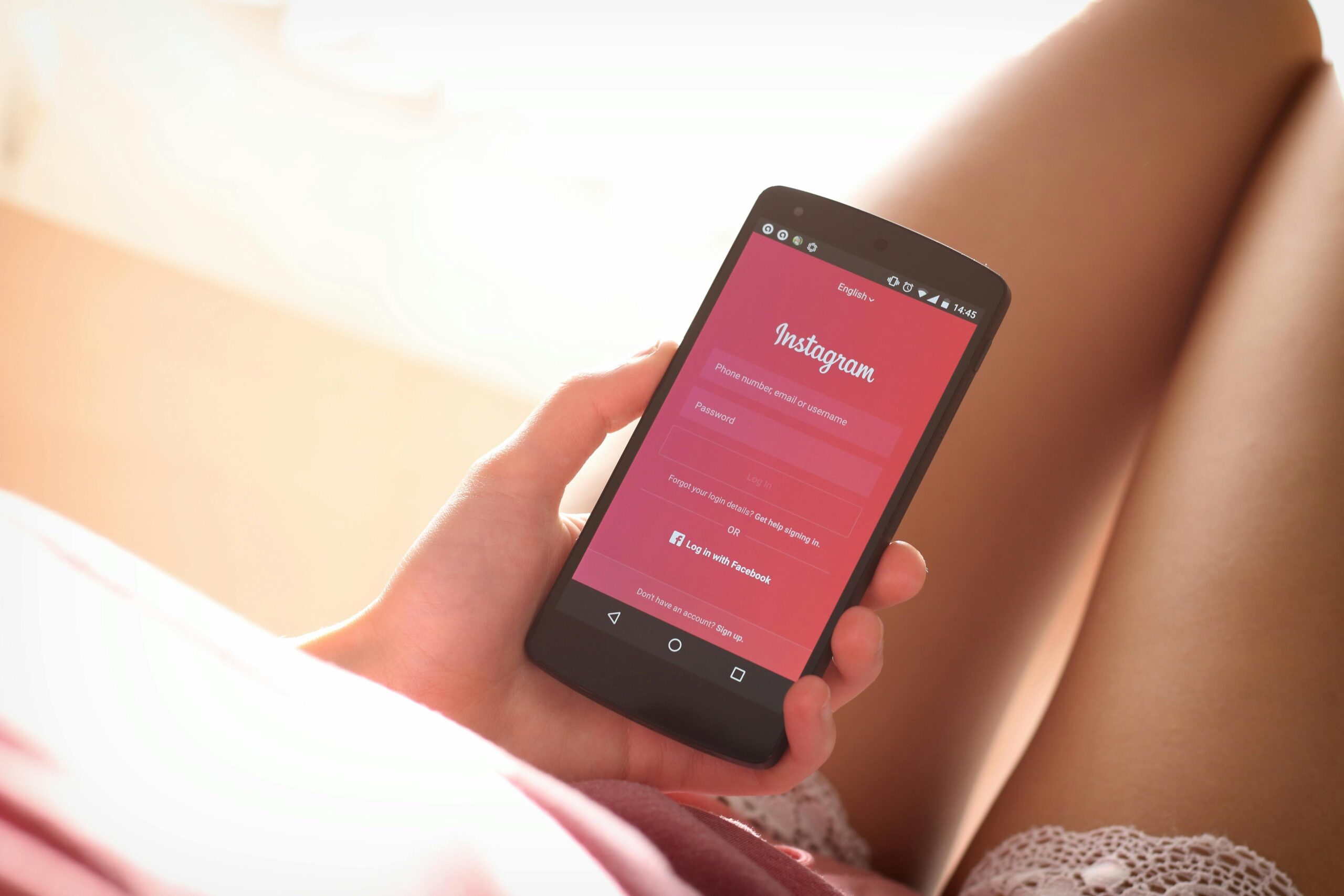 Frau Hält Schwarzes Smartphone