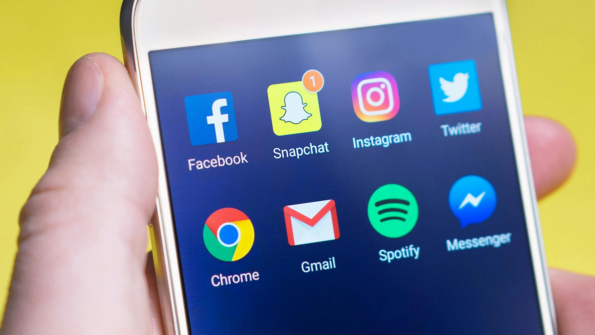 Person Hält Eingeschaltetes Android Smartphone