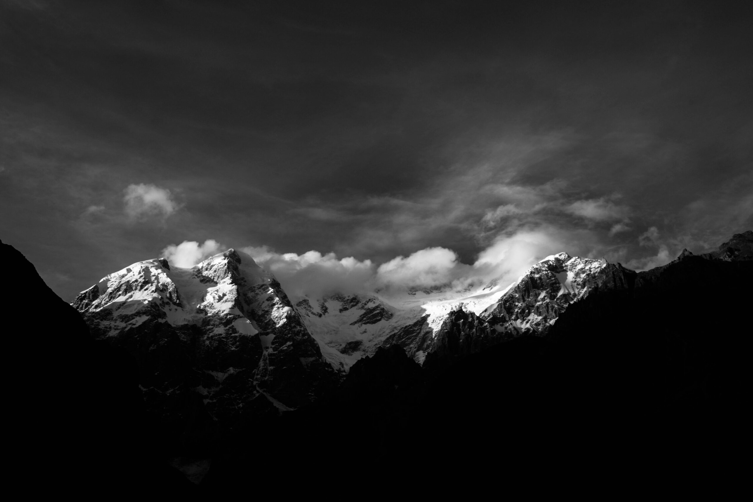 Graustufenfoto Des Schneebedeckten Berges