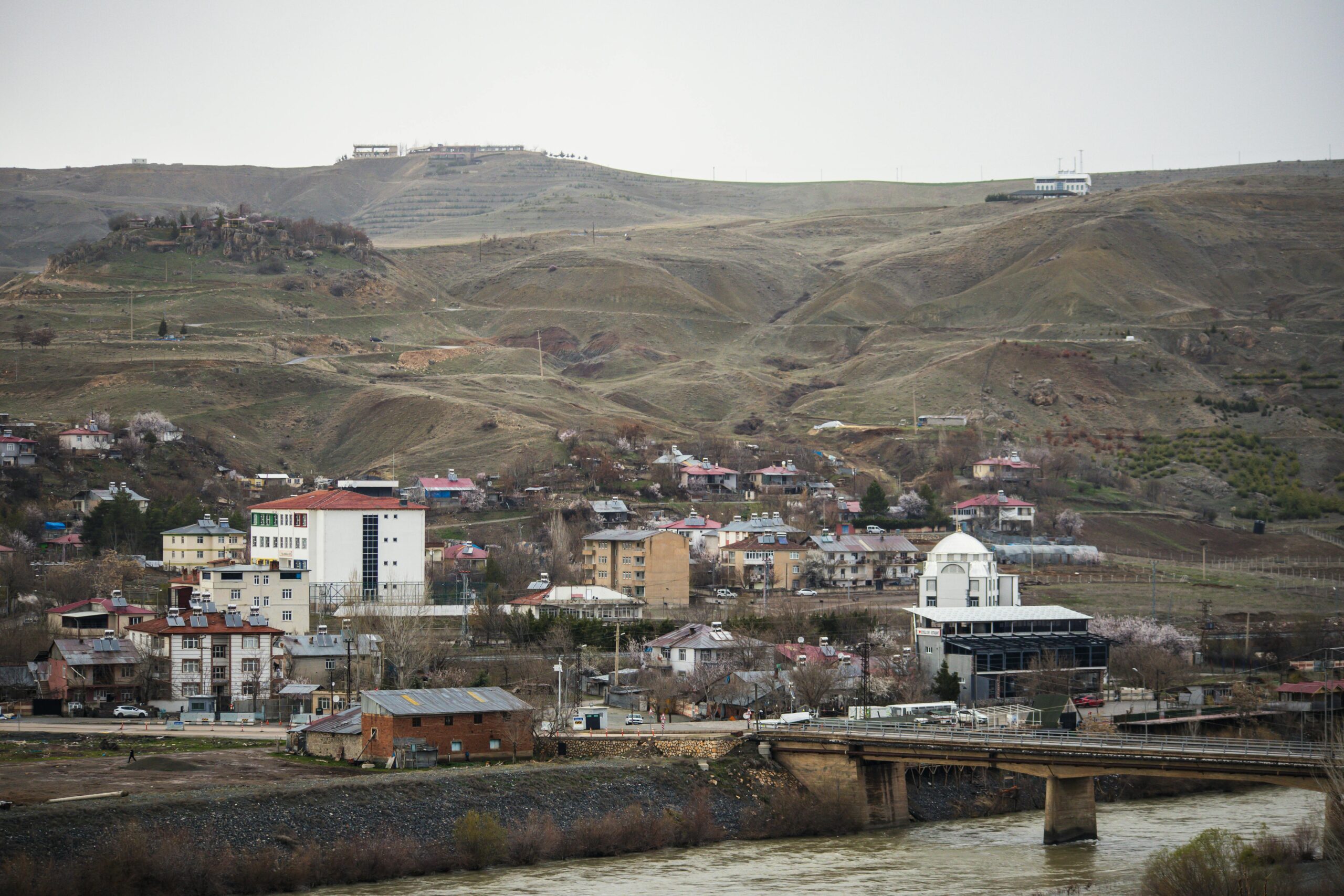 Eine malerische Ansicht von Palu, Elazığ in der Türkei mit Hügeln und Wohngebäuden.