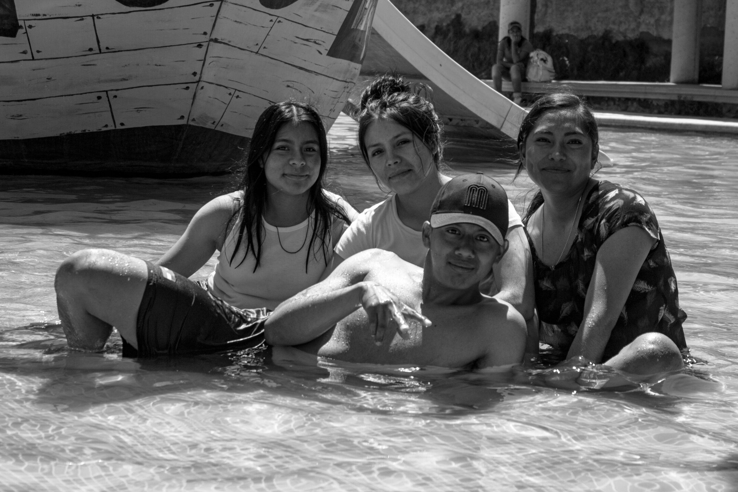 Schwarzweißfoto von Freunden, die einen sonnigen Tag an einem Pool in Puebla, Mexiko, genießen.