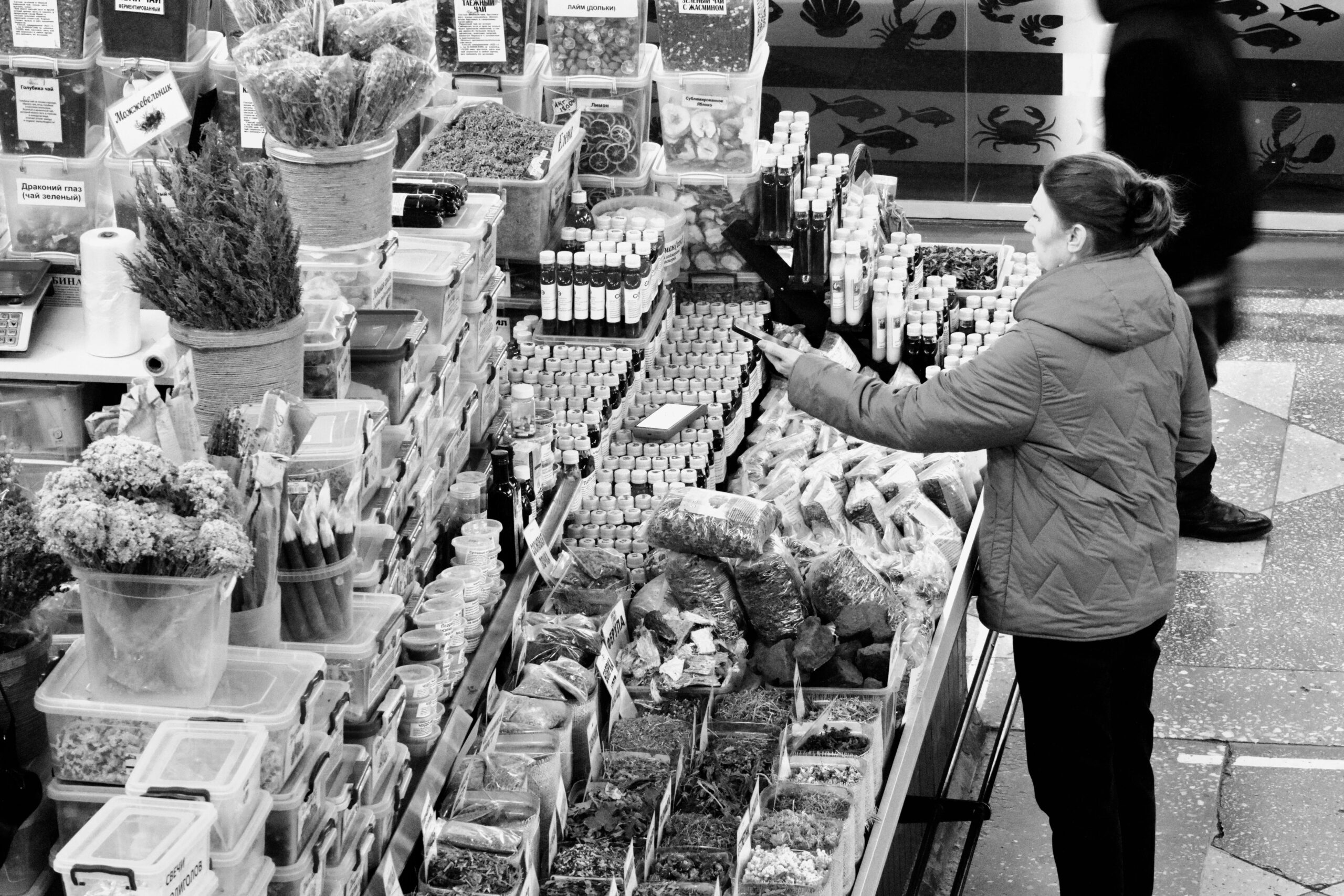 Anwendungen Mit Produkten Und Dienstleistungen Auf Dem Zeleno Markt In Almaty, Der Republik Kasachstan