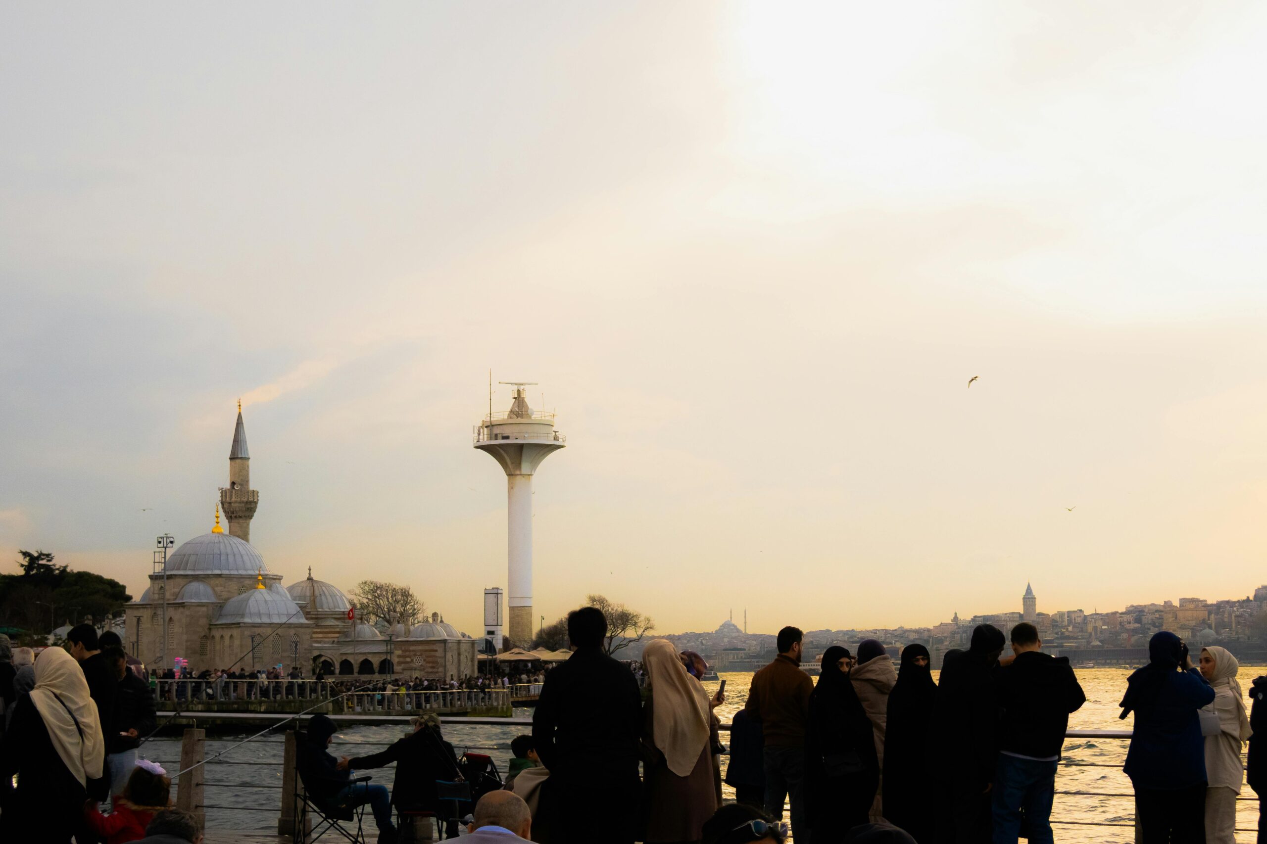 Menschenmenge genießt den Sonnenuntergang am Bosporus in Üsküdar, Istanbul, Türkei.