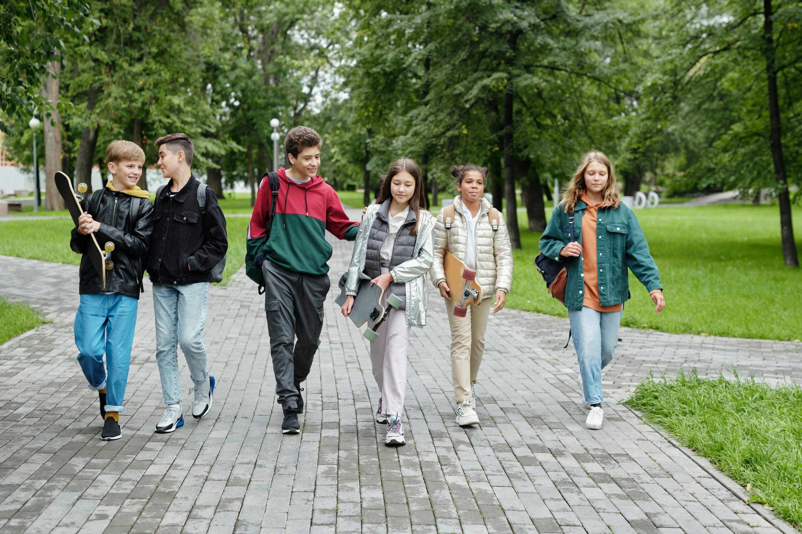 Gruppe Von Menschen, Die Auf Grauem Betonweg Gehen